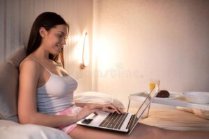 Chica guapa con portátil