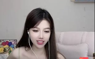 Smiling Asian Cam Girl 